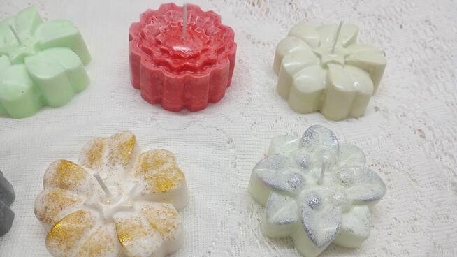 Świece sojowe w kształcie kwiatów.