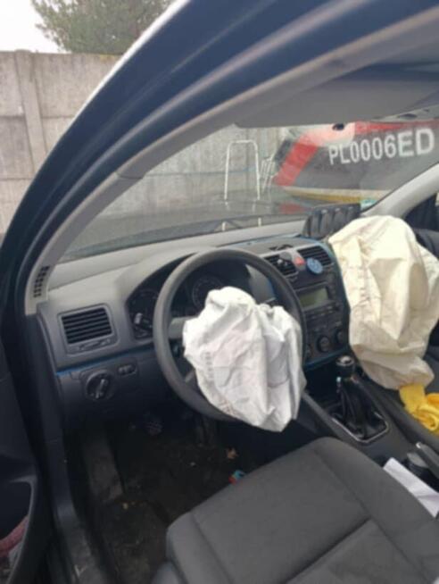 Volkswagen Golf V uszkodzony