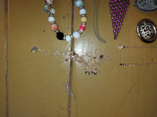 Sprzedam biżuterię ze szkatułką