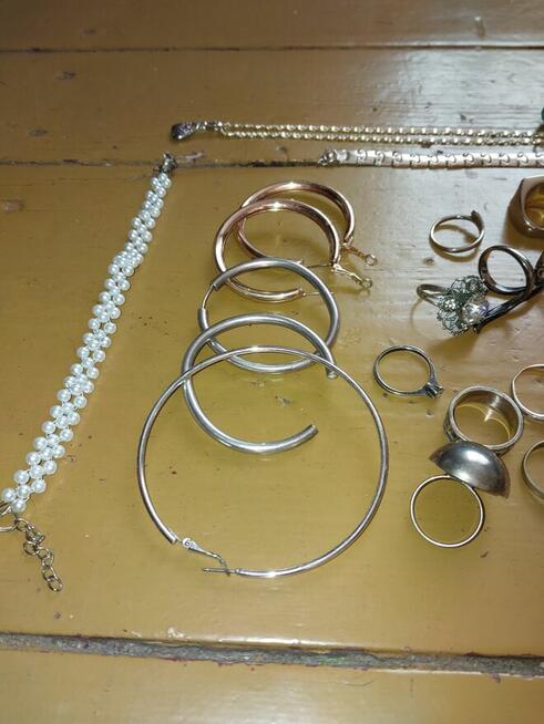 Sprzedam szkatułkę z zawartością