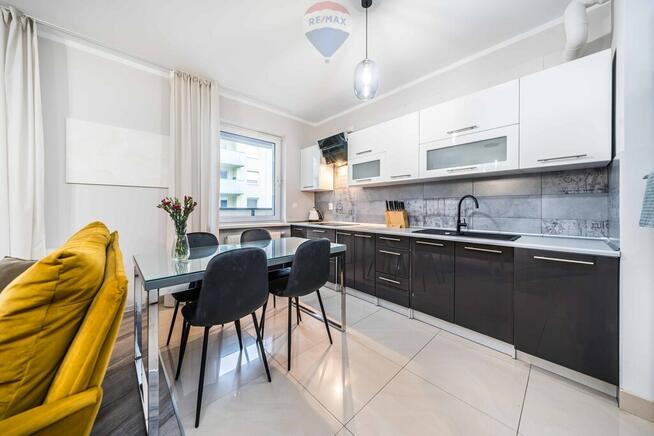 2 pokoje z balkonem i miejscem w hali garażowej