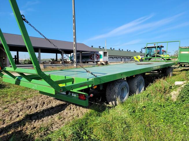 Ciągniki i przyczepy rolnicze, prasa rolująca, samochody