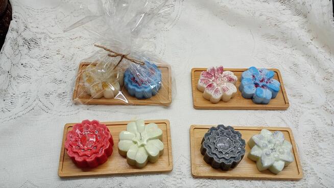 Świece sojowe w kształcie kwiatów.