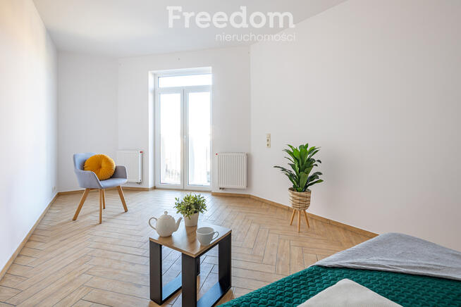 Hostel z częścią usługową i parkingiem