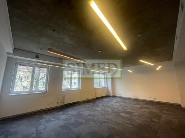 Całe piętro w kamienicy,dostęp24h,recepcja