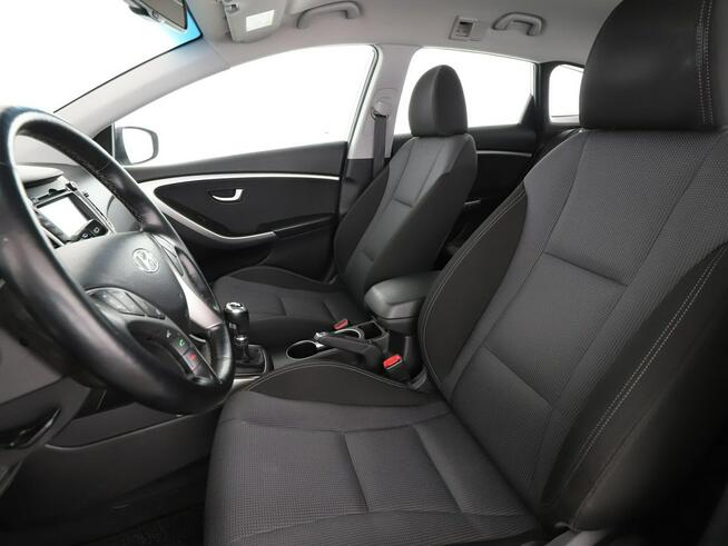 Hyundai i30 navi klima auto kamera i czujniki parkowania grzane fotele