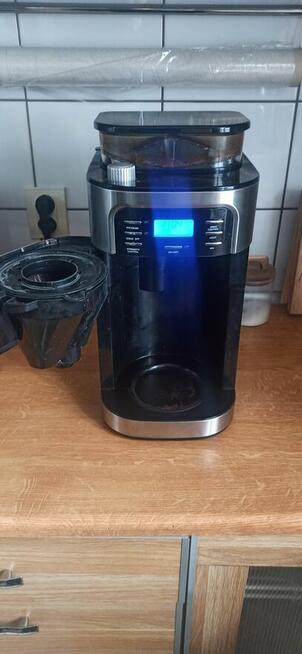 Ekspres do kawy z wyświetlaczem i młynkiem do kawy YOER.