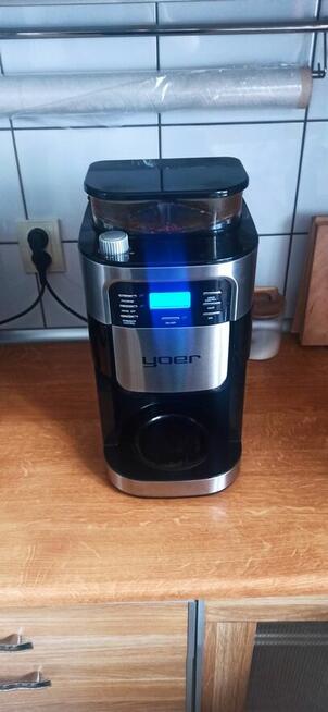 Ekspres do kawy z wyświetlaczem i młynkiem do kawy YOER.