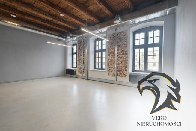 Nie nosi garnituru i ma charakter