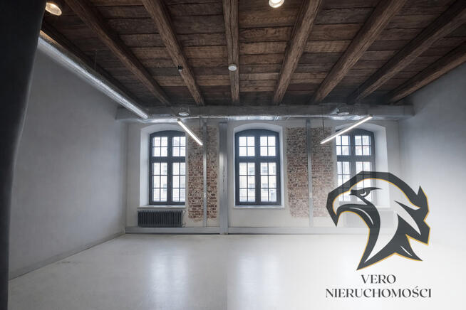 Nie nosi garnituru i ma charakter