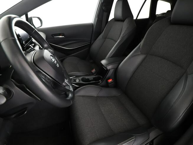 Toyota Corolla 184KM półskóra navi kamera grzane fotele ładowarka indukcyjna hak ACC