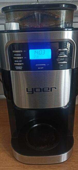 Ekspres do kawy z wyświetlaczem i młynkiem do kawy YOER.