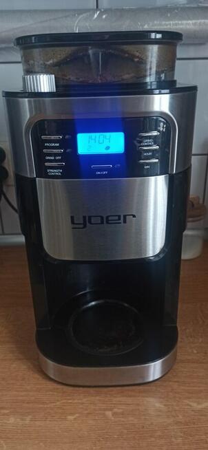 Ekspres do kawy z wyświetlaczem i młynkiem do kawy YOER.