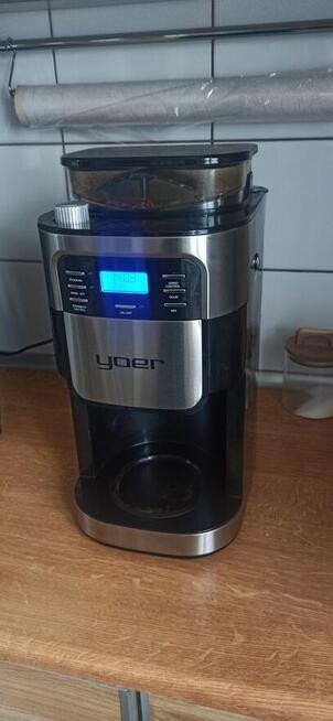 Ekspres do kawy z wyświetlaczem i młynkiem do kawy YOER.