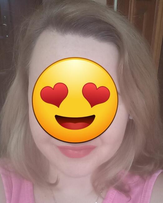 Atrakcyjna pozna nietuzinkowego męczyznę