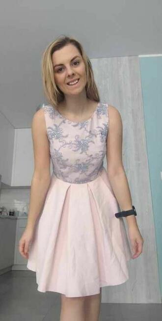 Elegancka różowa sukienka
