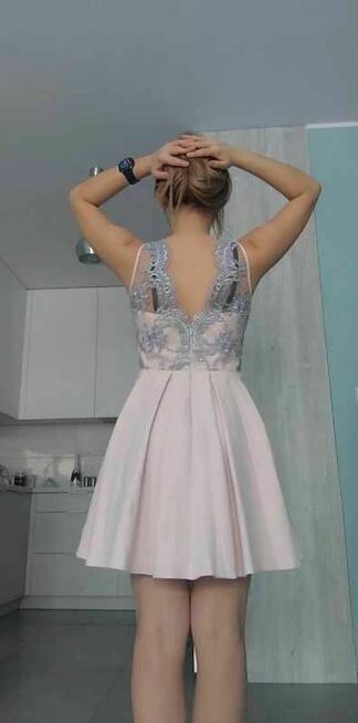 Elegancka różowa sukienka