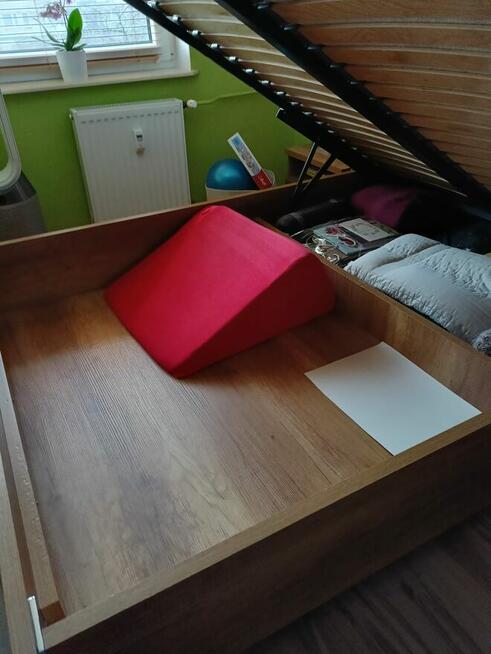 Łóżko 140/200 z pojemnikiem, materacem + szafka