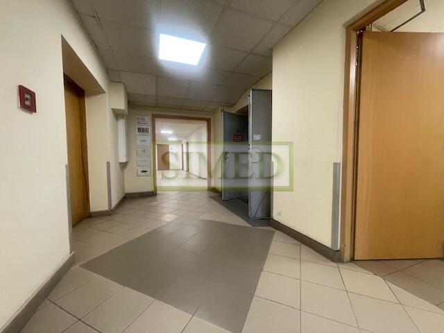 Małe tanie biuro ochrona winda parking