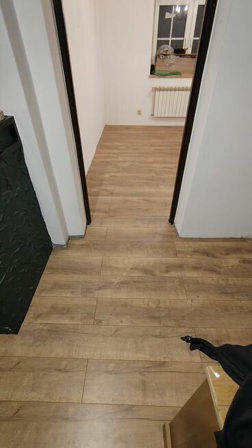 Układanie paneli, desek i vinyli podlogowego
