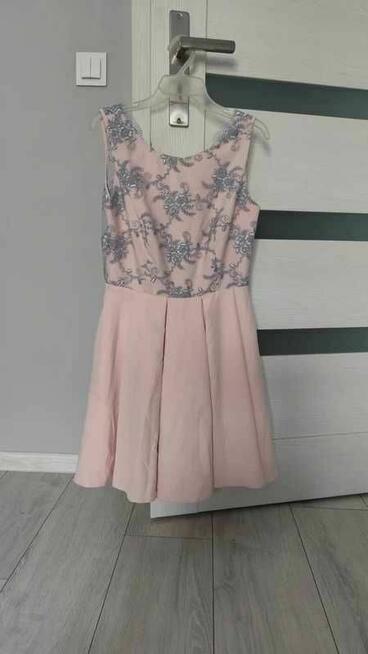 Elegancka różowa sukienka