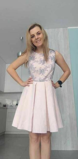 Elegancka różowa sukienka