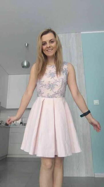 Elegancka różowa sukienka