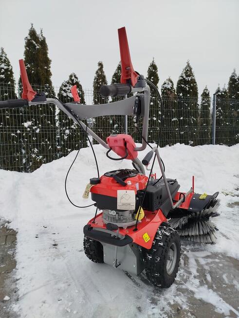 Wynajem zamiatarki spalinowej idealna do śniegu, kostki itp.