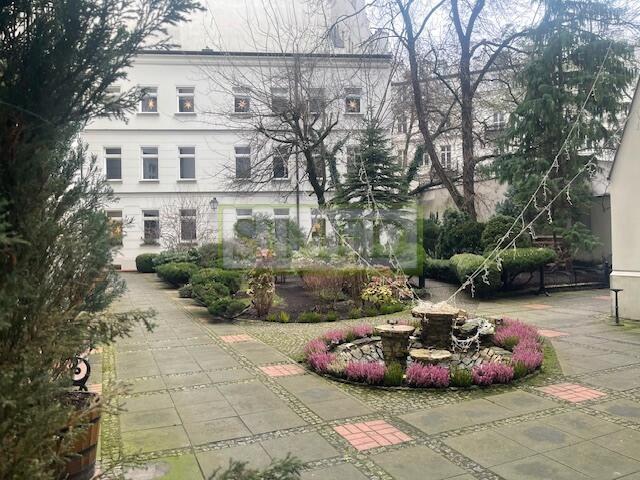 Reprezentacyjna kamienica ,zadbane patio, 3 pokoje