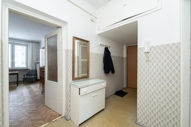 Okazja! 2/3 pokoje do remontu przy metrze