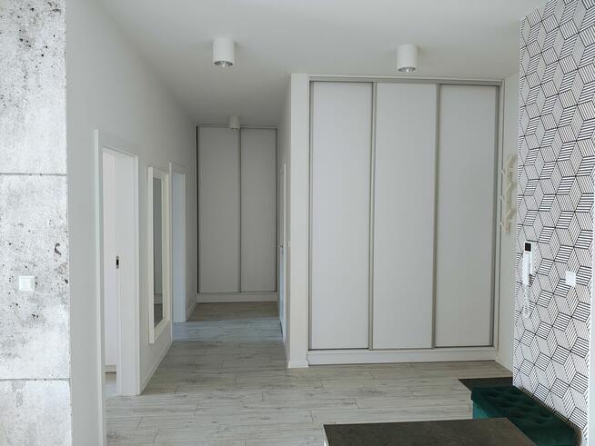 Jasne 3-pokojowe mieszkanie z dużym balkonem i garażem