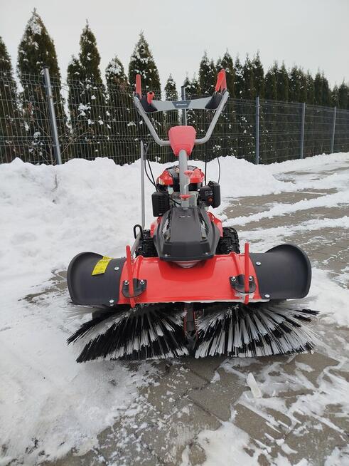 Wynajem zamiatarki spalinowej idealna do śniegu, kostki itp.