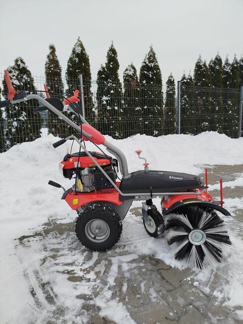 Wynajem zamiatarki spalinowej idealna do śniegu, kostki itp.