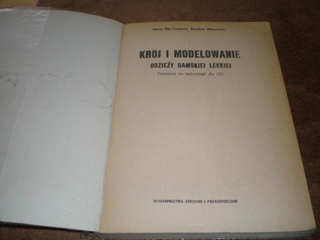 Sprzedam książkę używaną Krój i modelowanie odzieży dam.