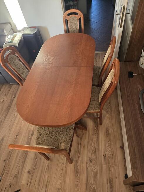 Stół rozkładany razem z krzesłami.