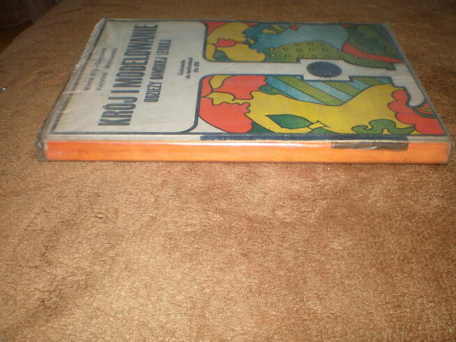 Sprzedam książkę używaną Krój i modelowanie odzieży dam.