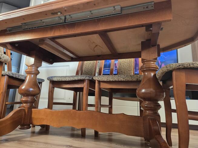 Stół rozkładany razem z krzesłami.