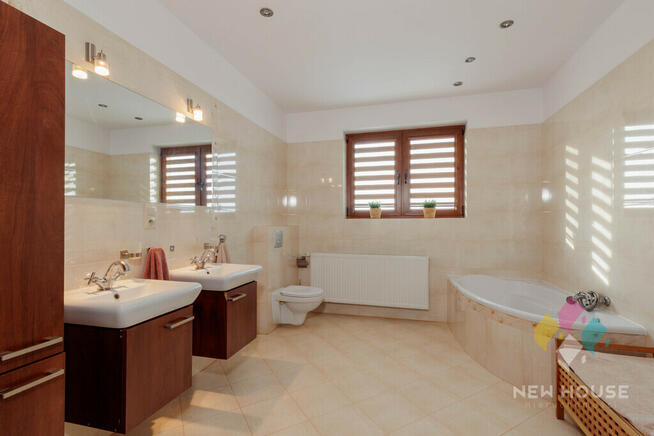 Dom gotowy do zamieszkania w otoczeniu jezior