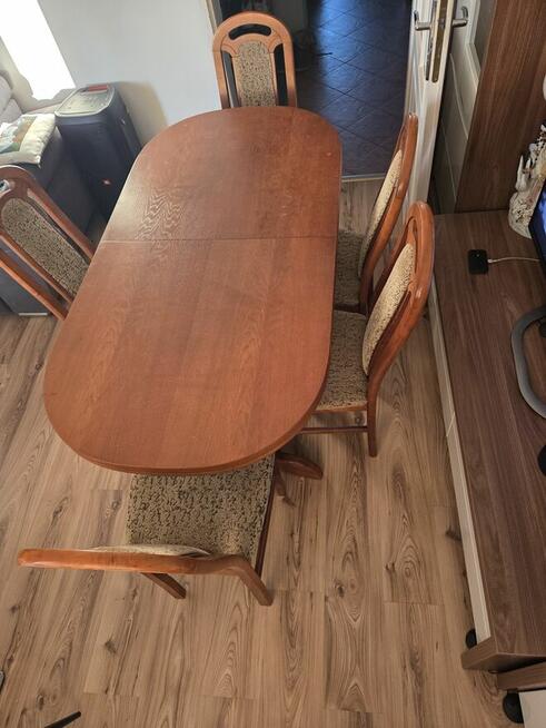 Stół rozkładany razem z krzesłami.