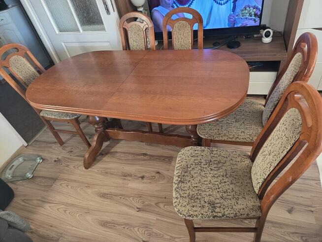 Stół rozkładany razem z krzesłami.