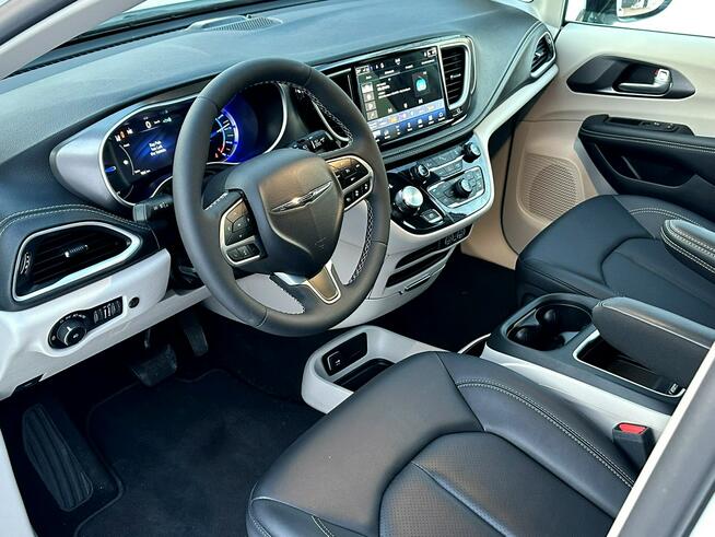 Chrysler Pacifica 3.6 V6 298 KM / HYBRYDA PLUG-IN / Przebieg 900 KM!