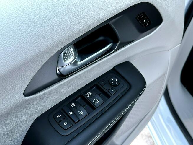 Chrysler Pacifica 3.6 V6 298 KM / HYBRYDA PLUG-IN / Przebieg 900 KM!