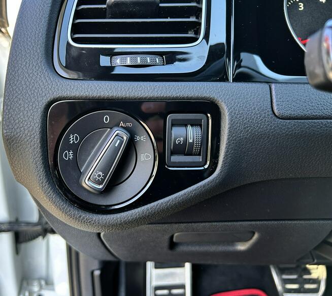 Volkswagen Golf PERFORMANCE, LED, Martwe Pole, Podgrzewane Siedzenia, CarPlay, Kamera