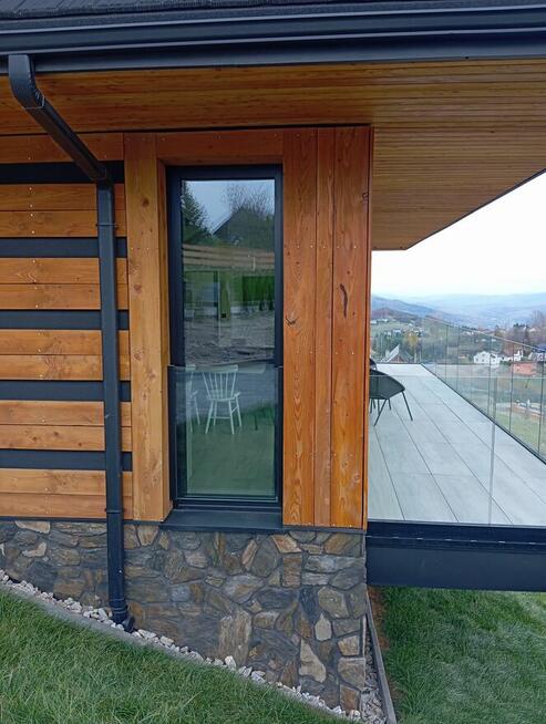 Wykonuje pracę remontowe usługi budowlane