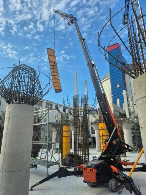 Mini żuraw z operatorem – precyzyjne prace montażowe