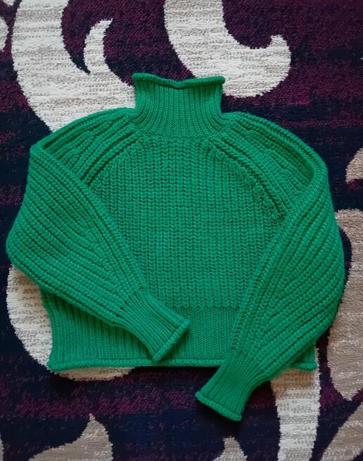 Gruby ciepły sweter z golfem