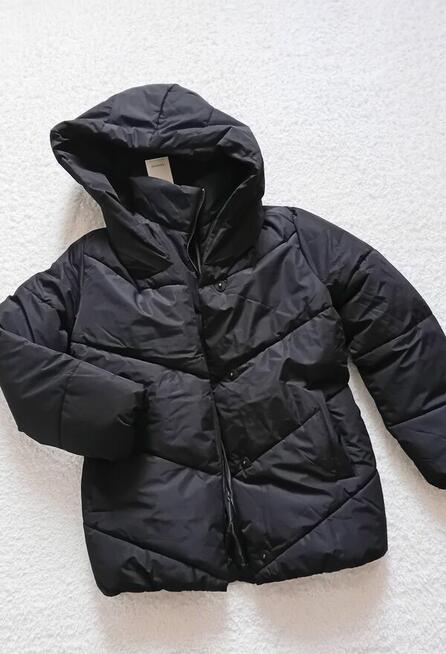 Czarna puchowa kurtka zimowa z kapturem