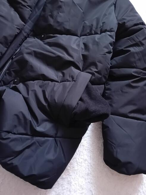 Czarna puchowa kurtka zimowa z kapturem