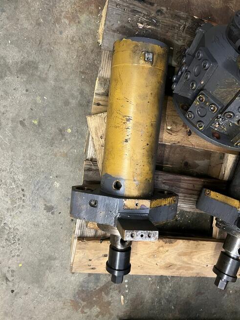 Siłownik hydrauliczny Tłok fi 110 tłoczysko fi90 ruch 200mm