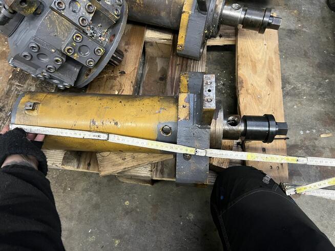 Siłownik hydrauliczny Tłok fi 110 tłoczysko fi90 ruch 200mm